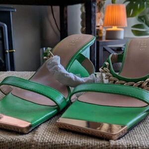 Elegant Green and Gold Chain Sandals